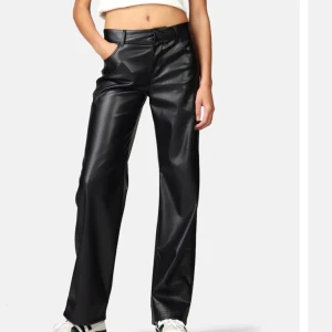 Svarta Skinnbyxor  - Tyvär kommer inte mina skinnbyxor till användning därav säljer jag vidare de, Storlek S men passar även Xs. Kom privat för egna bilder eller frågor, pris kan diskuteras! 🤩