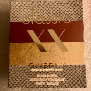 *NY*EDP Classic XX, 30 ml, Fr Giverny  - Ny oanvänd   Det doftande minnet av staden Giverny känns i märkets parfymer, som på grund av den harmoniska på skönheten i deras noter hänvisar till trädgårdarna med sina blommor.  Inspirerad av doften Women av Narciso Rodriguez. 