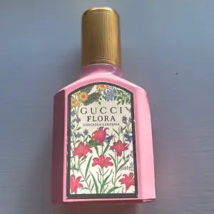 säljer min gucci flora parfym i 30 ml. Ungefär lite mer än hälften finns kvar i flaskan. Köptes för 800kr 🩷