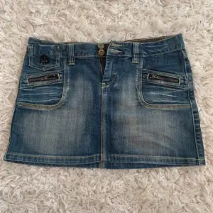 Lågmidjad jeans kjol från ONLY. Pris kan diskuteras vid snabbköp, tveka inte att skriva! 