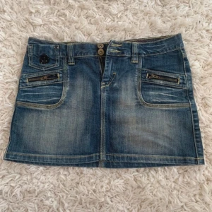 Jeanskjol - Lågmidjad jeans kjol från ONLY. Pris kan diskuteras vid snabbköp, tveka inte att skriva! 