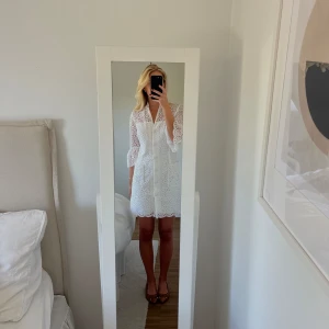 Vit klänning - Söt och elegant klänning från Sandro, perfekt nu till studenten! I princip aldrig använd och har absolut inga fläckar. Den är en fransk strl 34 vilket motsvarar ca en vanlig xs❤️ Jag är 168cm lång❤️
