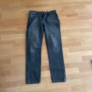 Jag säljer mina svarta woodbird jeans i skicket 9/10 och använda enstaka gånger storlek 29/32
