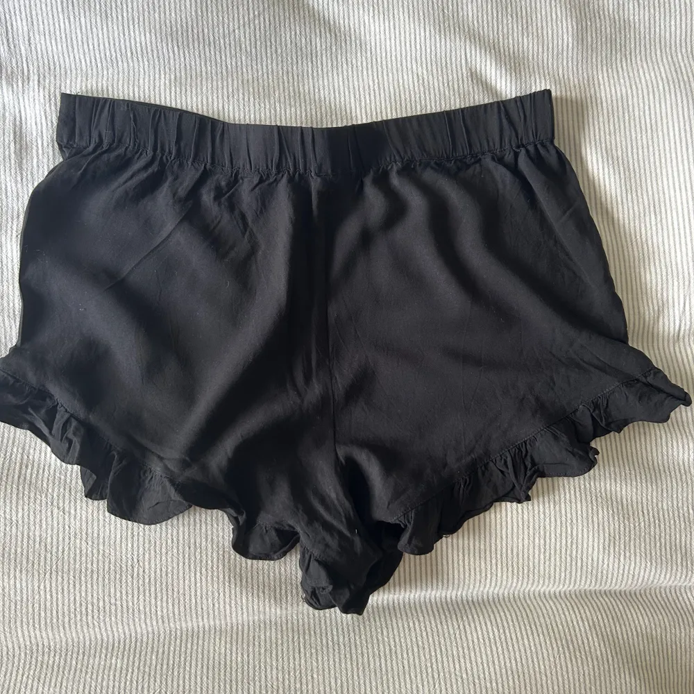 Säljer ett par svarta volangshorts ifrån Gina🙌🏼Storleken är 40 men skulle säga att de är lite små i storleken, köparen står för frakt. Shorts.