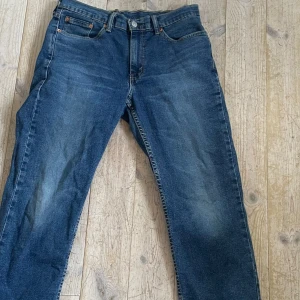 Levis 514 - Super feta Levis 514 i fint skick bortsätt från hälen så därav priset  Storleken är 32 Tycker de är välldigt lika 501 i passformen 