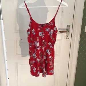Röd byxdress med blommor  - En fin byxdress med fickor som har ett bra skick 💗