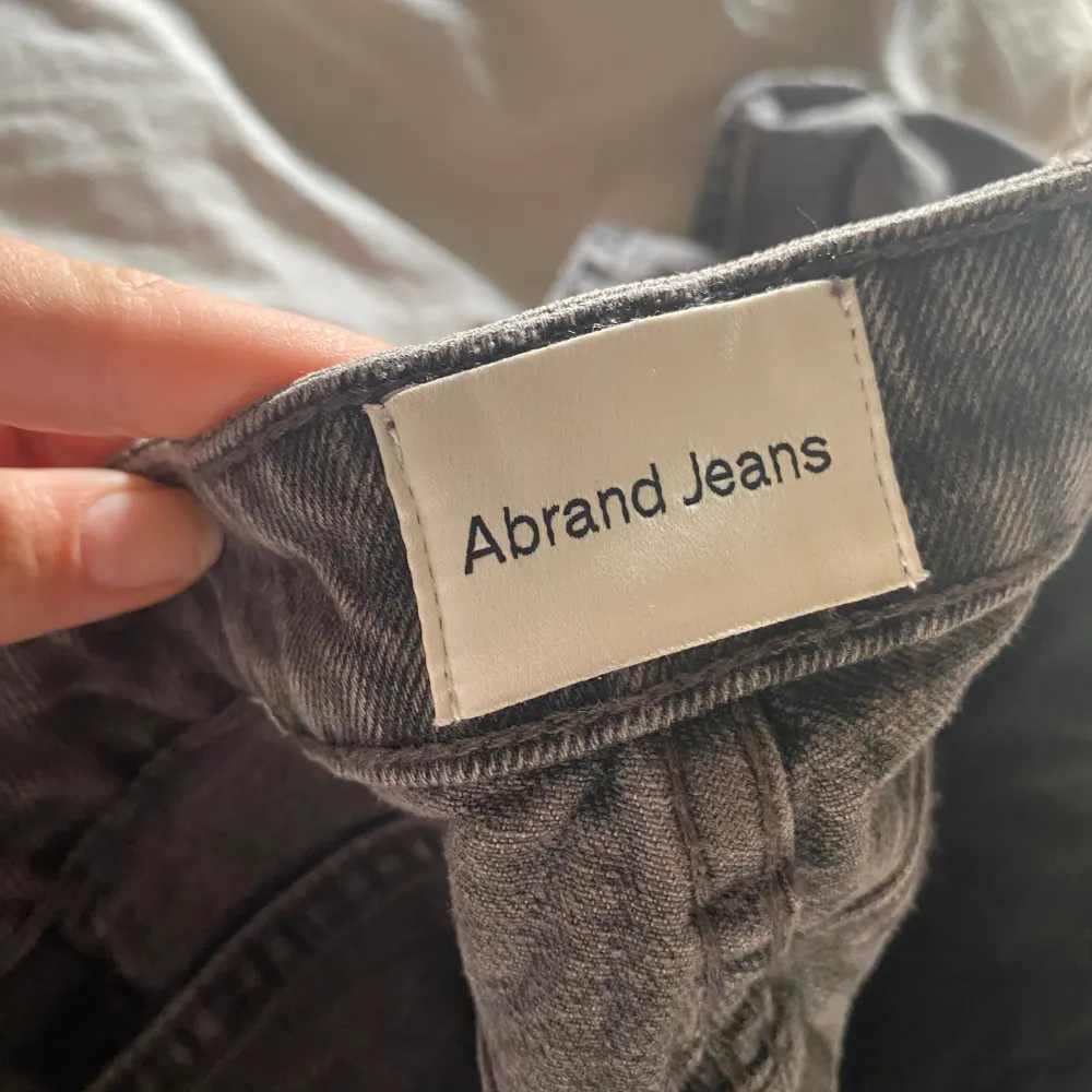 Säljer mina super snygga jeans från Abrand då de ej kommer till användning! I modellen 94 High straight och strl 24. Jag är 160 och dom sitter perfekt på mig! Endast andvända 2 gånger! Köpta för 999:-. Jeans & Byxor.