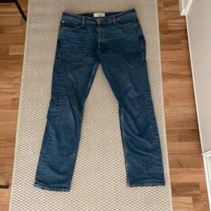 Snygga och trendiga jeans från Jack & Jones säljes. Storlek 32.  Vid fler funderingar, vänligen kontakta mig!