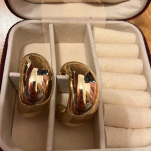 Chunky örhängen i guld  - Köpta i Spanien, men kom inte till användning, har aldrig haft på mig dessa så de är helt i ny skick!