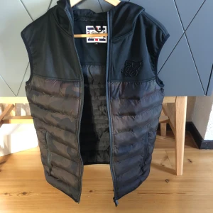 Kamoflage färgad väst  - Stil ren kamouflage väst i stolek xs, skick 9-10 inga defekter, skriv för flera frågor!