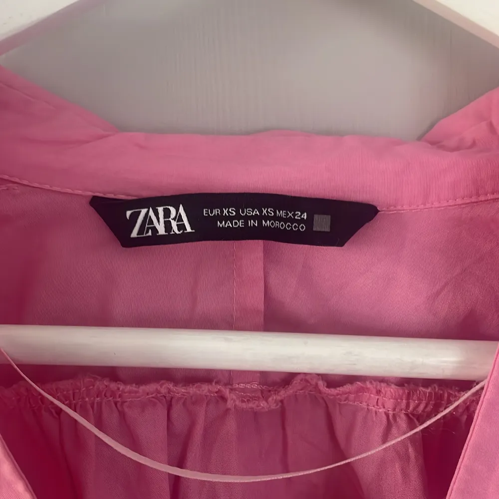 Jätte fin rosa klänning, använt fåtal gånger  Pris förhandlingsbart vid snabb affär. Klänningar.
