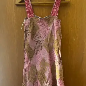 Väldigt fin klänning i fint skick från äldre hm