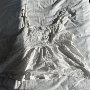 Topp - superfin sommarlinnetopp. knappar kan göras upp men den översta saknas.