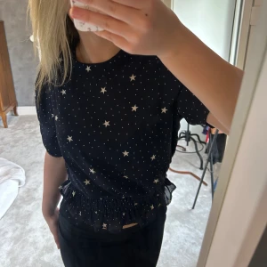Blå blus - Fin blus från Gina som tyvärr bara har kommit till användning ett fåtal gånger💙