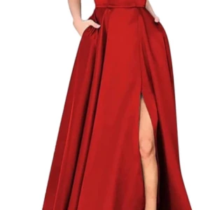 Balklänning  - Hej! Jag säljer nu min balklänning då den ej kommer till användning mer.  Den är använd en gång under en kväll.   Klänningen är i storlek S tror jag, och passar mig som är storlek Xs och jag är 163 cm lång.  den går att dra åt bak så den sitter tajt 