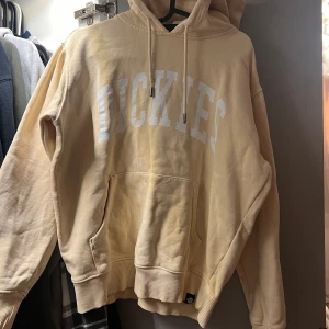 Dickies hoodie  - Ljusgul Dickies hoodie i fint skick
