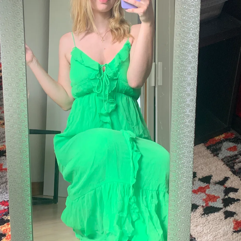 Oanvänd otroooligt vacker grön klänning! Prislappen på, nypris 500kr. Klänningar.