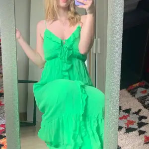 Oanvänd otroooligt vacker grön klänning! Prislappen på, nypris 500kr