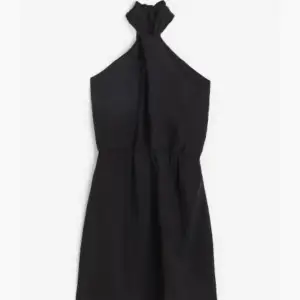 Snygg klänning från hm i storlek xs. Säljer då den inte kommer till användning. (Bilderna är lånade)