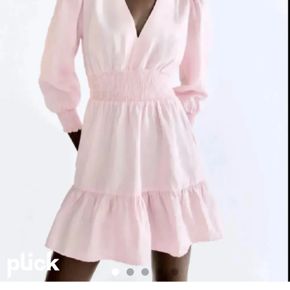 Säljer denna jättefina ljusrosa klänning som är köpt ifrån zara! Köpte den för ett år sen men aldrig använt! Prislappen är kvar! Köpte den för 400, den är liten i storleken så passar också en som har S/M!!. Klänningar.