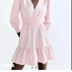 Säljer denna jättefina ljusrosa klänning som är köpt ifrån zara! Köpte den för ett år sen men aldrig använt! Prislappen är kvar! Köpte den för 400, den är liten i storleken så passar också en som har S/M!!