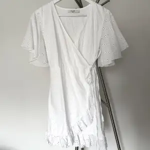 Säljer min fina vita klänning som passar till både student, skolavslutning och sommar. Endast använd en gång så i fint skick💗