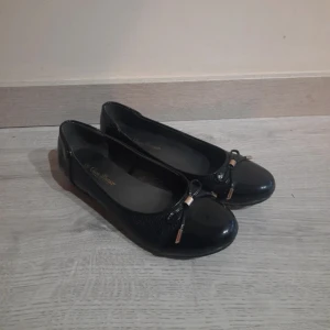 Ballerina skor  - Hej, jag säljer jättefina ballerina skor med läderimitation och en dekorativ rosett i storlek 38🌸Skorna är i använt skick💗 Tveka inte med att höra av er vid frågor eller vid intresse 💕