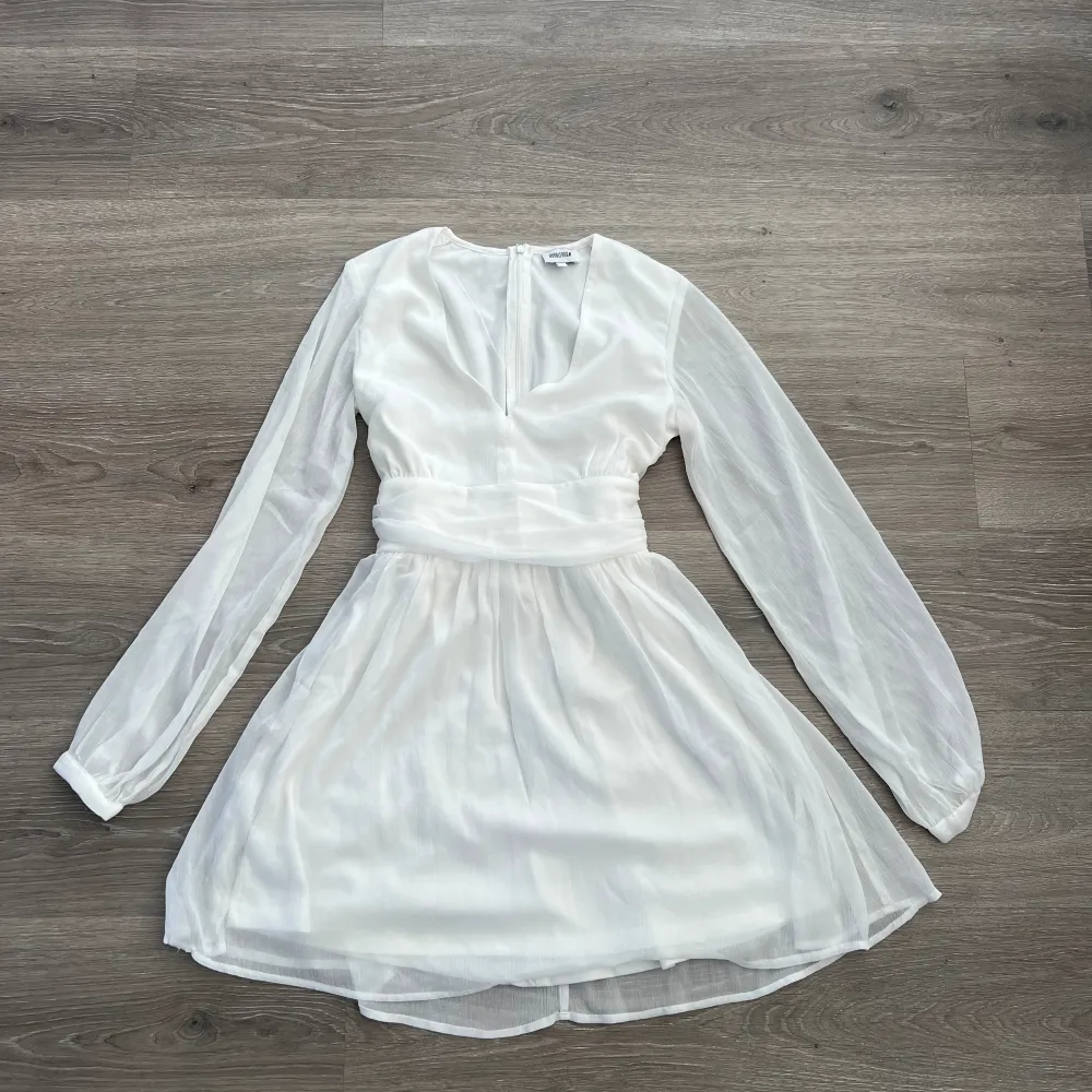 Jättefin vit klänning perfekt till student eller konfirmation. Klänningen är i strl 34. Säljer då den är för liten. 🤍Frakt tillkommer!. Klänningar.