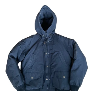 jacka - en perfekt jacka för vintern som säljs för 300kr.  Storlek: L/M i herr.