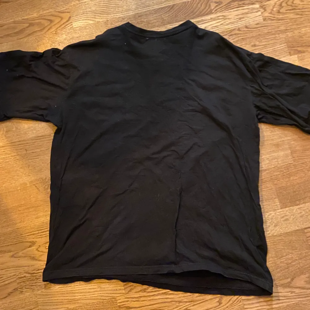 Baggy ecko t-shirt. Stor som fan, gissningsvis typ XL/XXL. Har ett mindre hål i nacken och ett större i sidan. T-shirts.