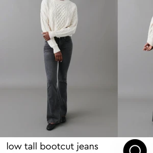 Bootcut jeans - Säljer ett par helt nya utsvängda, gråa jeans ifrån Gina Tricot Deras ”low tall bootcut jeans” i mörk grått, storlek 34 Säljer pga för stora för mig🥰 Ordinarie pris 499.95 Kom privat för frågor eller funderingar! 
