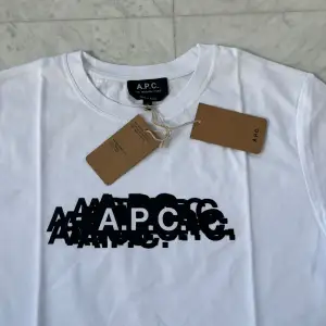 Säljer nu denna feta t shirt från det franska lyxmärket APC | Den är helt ny och har aldrig använts, tags medföljer | Nypris: 1600 kr | Storlek: S | Svarar gärna på era frågor :)