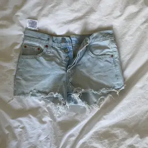 Jätte fina Levis shorts köptes för ca 500kr på deras butik i Stockholm förra sommaren! Använda en sommar men bra skick. Storlek S . Har inte fler bilder ❤️ 