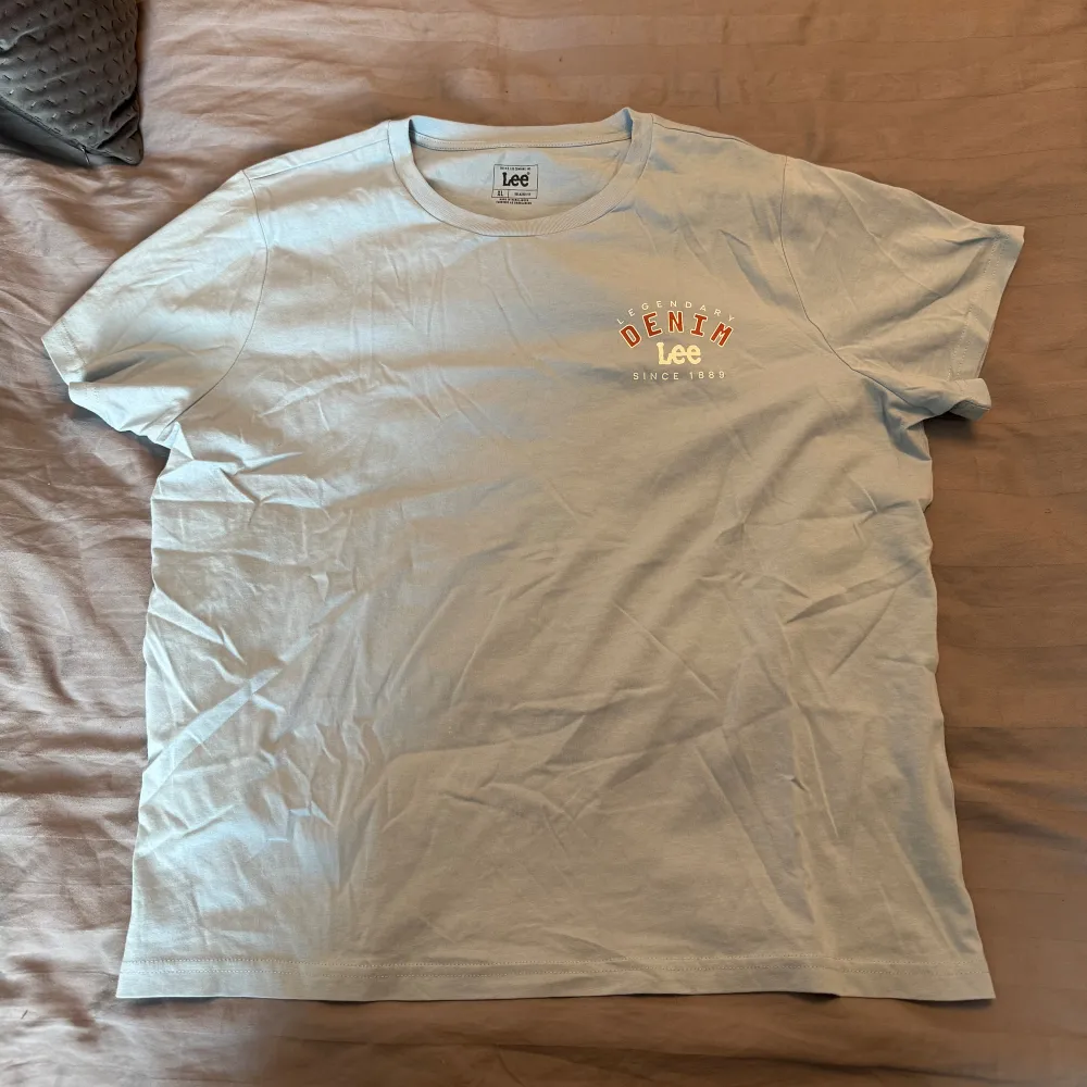 Aldrig använd t-shirt från LEE i mjukt material och fin passform! Liten i storlek! Därav XL storlek men mer som S-M . T-shirts.