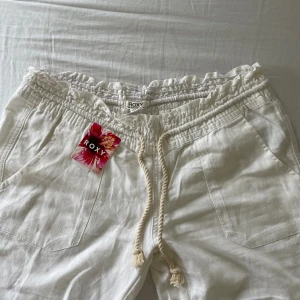 Roxy linnebyxor - Alldeles nya linnebyxor från Roxy. Verkligen jättefina. Prislappen och allt annat finns kvar. Jag köpte tyvärr fel storlek och behöver därför sälja dem.