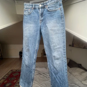 Zara midrise jeans - Blåa jeans från zara. Bra skick med snygga slitningar. Jeansen är snyggt uppsydda ett par cm.