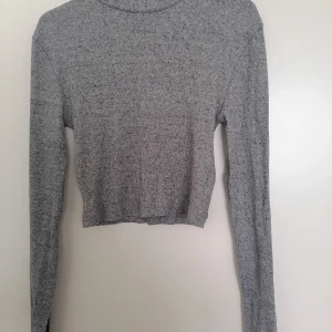 Långärmad crop-top från NA-KD - Märke: NA-KD storlek: S Material: Bomull  •Hel •Ren •Fin färg  ytludd/noppror: Nej  •Rökfritt hem •Katt finns i hemmet