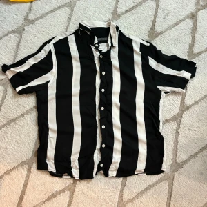Striped Black and White T-shirt - Condition: 7/10