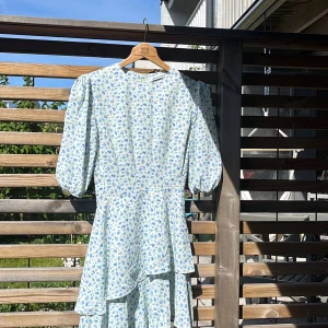 Adoore klänning  - Säljer min superfina Adoore klänning som aldrig hunnit komma till användning, prislapp och allt kvar. Storlek 34 men passar bra på 32 oxå🩵💙