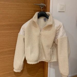 Teddy Jacka  - Fin Teddy jacka som är helt oanvänd. Säljer då den inte passade när jag fick den som present ❤️