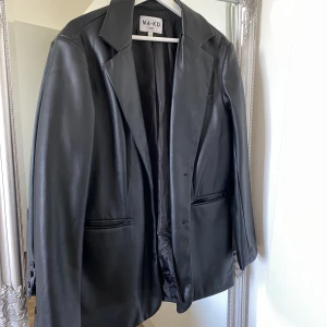 Skinnblazer - En blazer i skinnimitation från Nakd. Använd under fem gånger. 