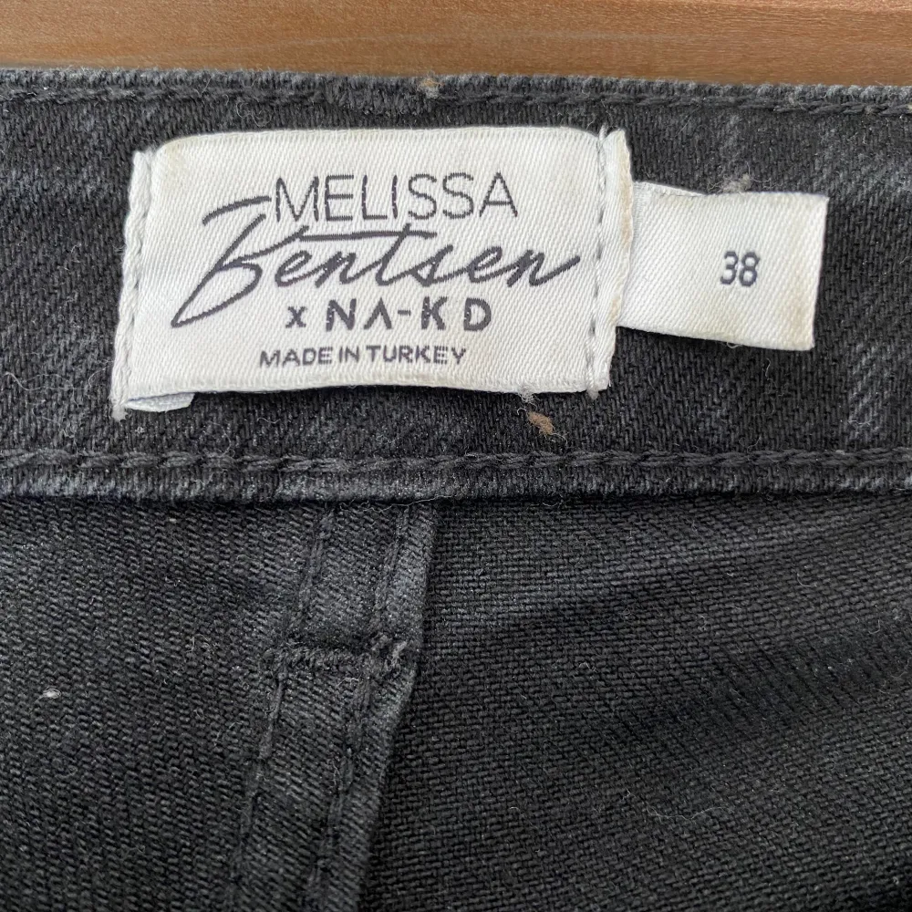 Svarta Jens från NAKD, använda 1-2 ggr. Storlek 38 och högre i midjan💕 rakare i benen🤍 köpta för 499kr. Jeans & Byxor.