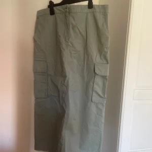 Grön kjol - Grön kjol med fickor.  Aldrig använt