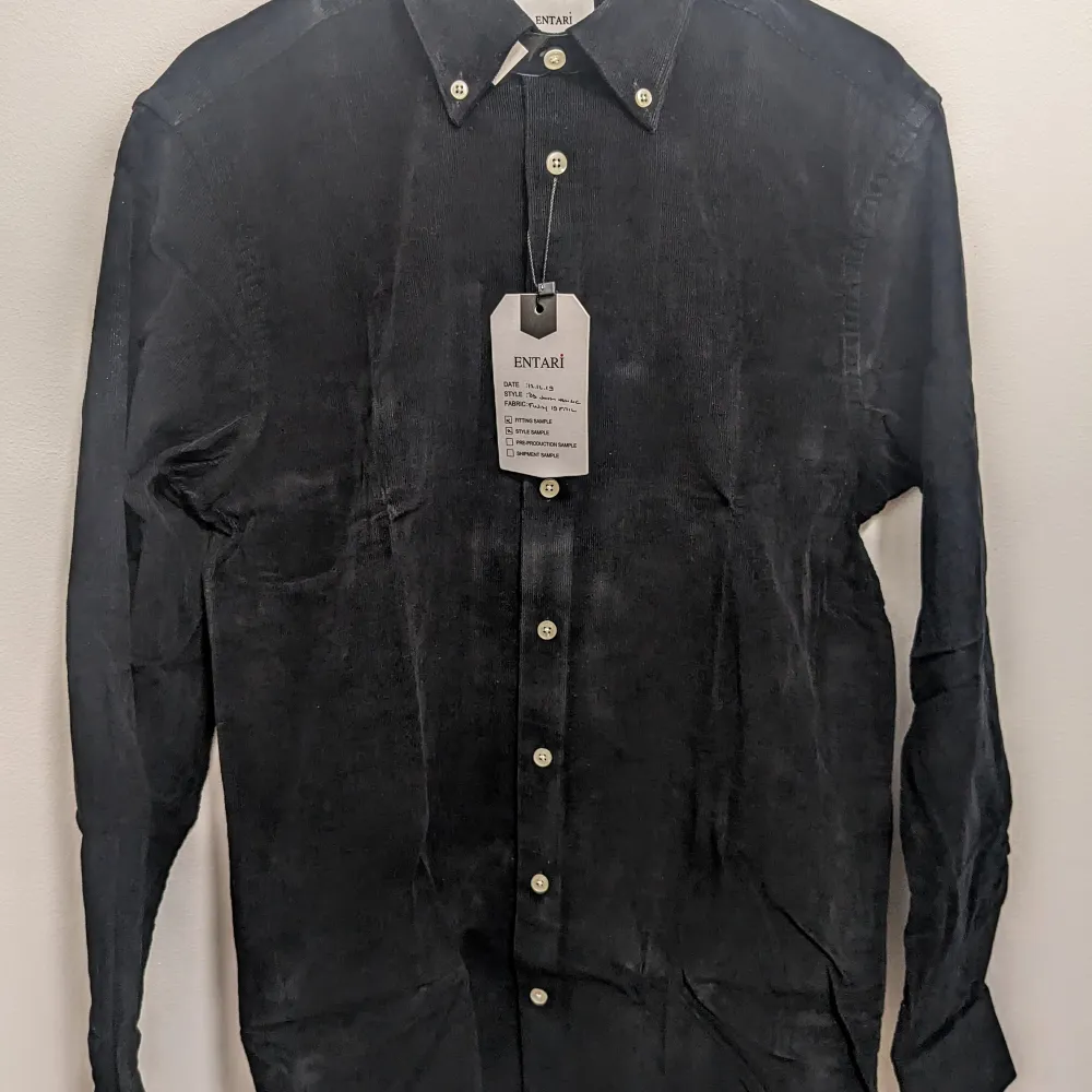 Ny, svart John Henric-skjorta i manchester med originaletiketter och -emballage. Storlek 40.  Nypris: 1000 kr  Notera att skjortan är märkt med varumärke 