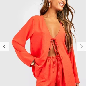 Sett shorts och tröja  - Köpt från bohoo, oanvänt säljes pga för liten storlek. Storleken är L  Men byxorna är som S/M  Och toppen som en M 