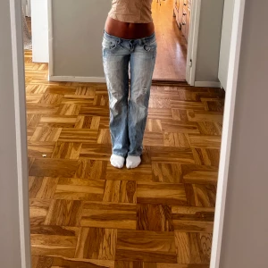 Lågmidjade jeans - Lågmidjade jeans med revor. Står ingen storlek men uppskattar till xs/s