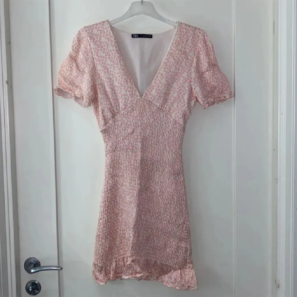 Säljer denna supersöta klänningen, då den tyvärr va för liten för mig💕 endast testad, skulle säga att den är mer som en S i storlek🥰 (Kan skicka egna bilder vid intresse). Klänningar.