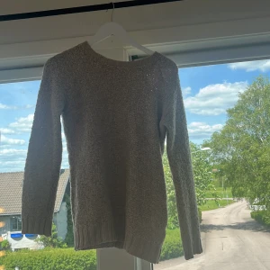 Stickad tröja  - Säljer denna väldigt fina stickade tröja då den inte kommer till användning längre. Använt den några gånger men i väldigt fint skick. 