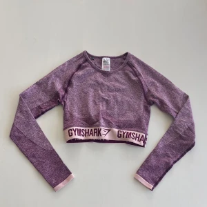 Gymshark Topp - Mörkrosa långärmad flex topp. Endast provad, som ny. Croppad och tight passform. 🥰