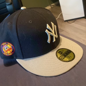 NY keps - Säljer denna keps då den är för stor för mig. Kan inte mycket om sådana här kepsar men tror den inte säljs längre och köpte den för runt 600